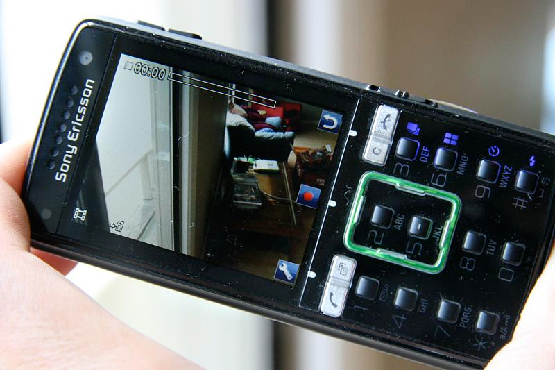 Illustration for article titled Lightning Review: Sony Ericsson K850i CyberShot Phone (Verdict: Almost Usable, But Not Quite)